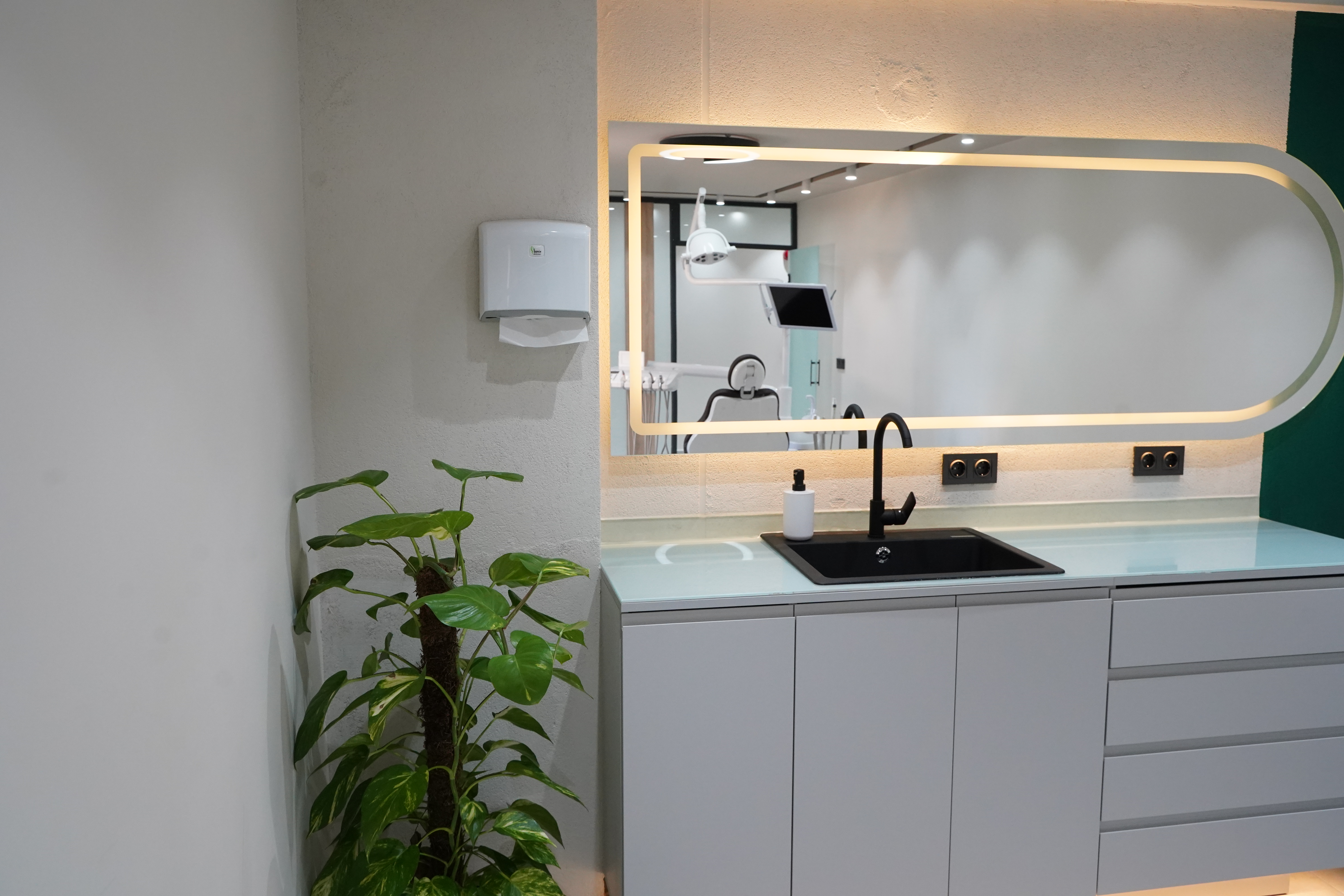 Dental workstation with illuminated mirror