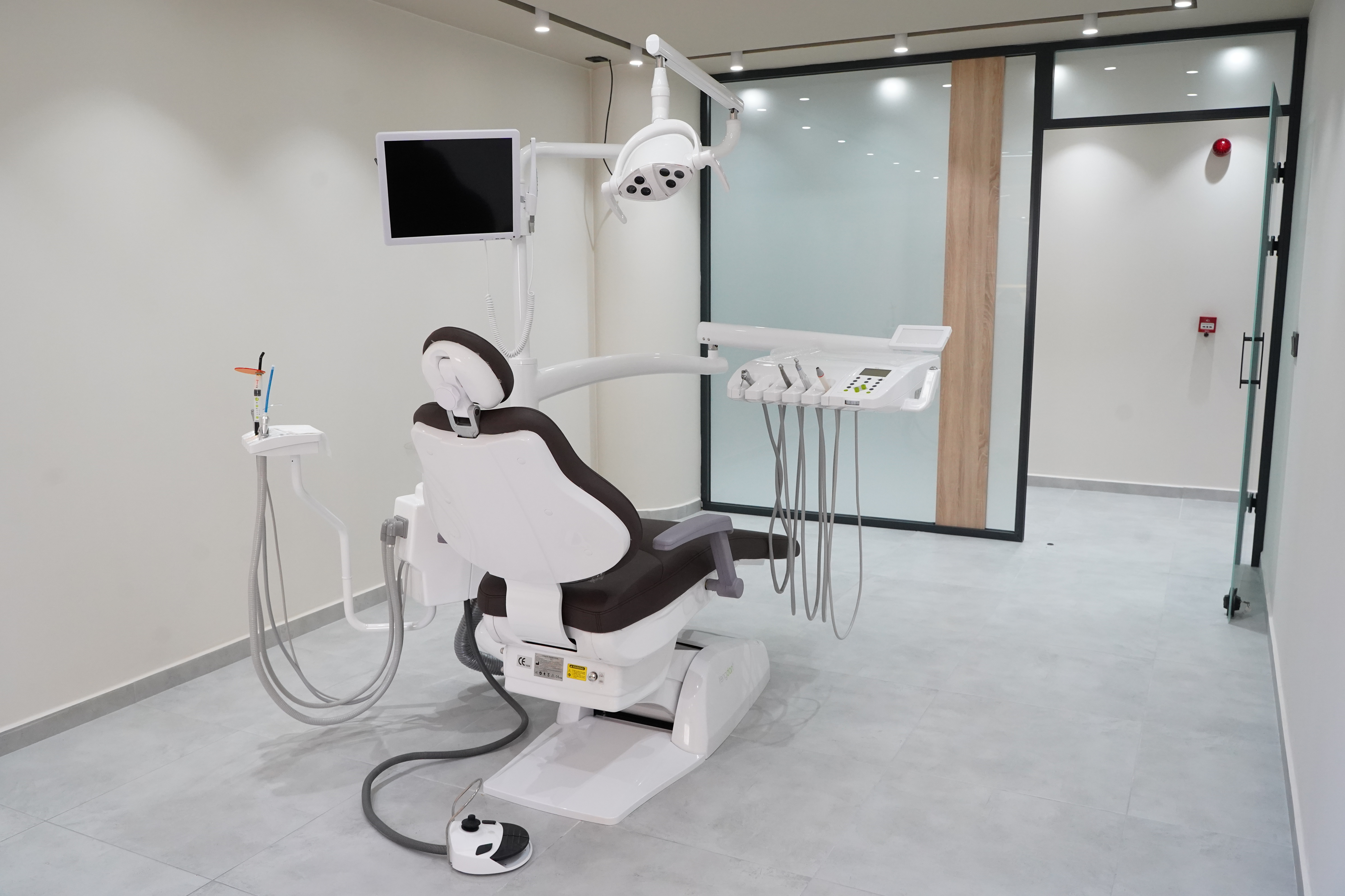 Dental treatment room with glass partition